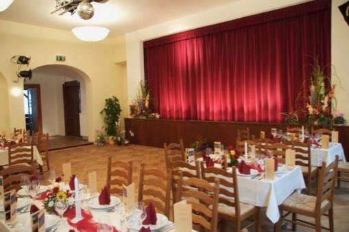 Hotel Goldner Loewe Щолпен Екстериор снимка
