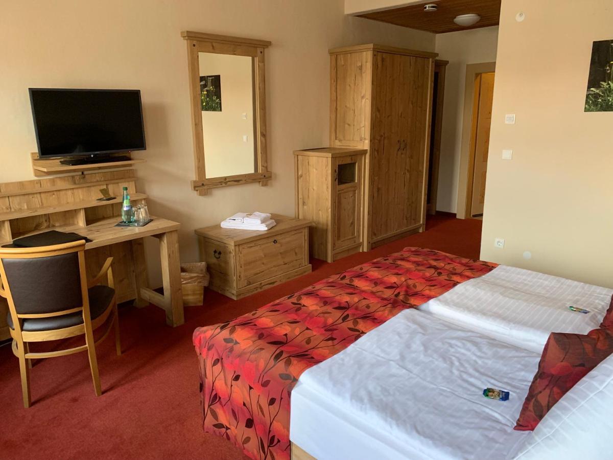 Hotel Goldner Loewe Щолпен Екстериор снимка